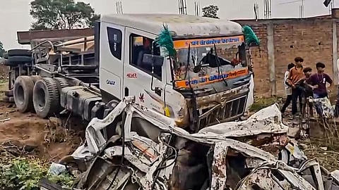 a trailer overturned on a van killing 9 out of the 11 people travelling in the van, in Jhabua