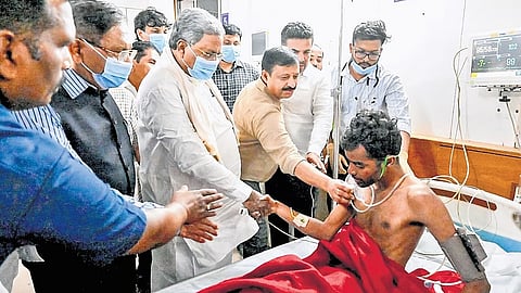 ಗಾಯಾಳುಗಳ ಆರೋಗ್ಯ ವಿಚಾರಿಸುತ್ತಿರುವ ಸಿಎಂ.