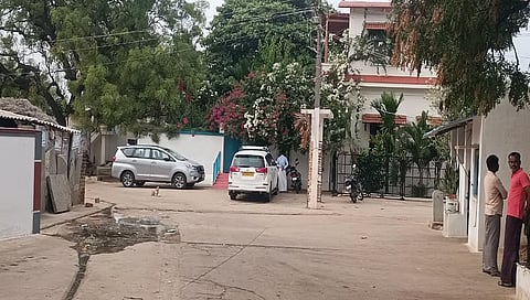 ವಾಲ್ಮೀಕಿ ನಿಗಮ ಹಗರಣ: ED ದಾಳಿಯಿಂದ ಅಬಾಧಿತ; ಒಗ್ಗಟ್ಟು ಪ್ರದರ್ಶಿಸಿದ ಬಳ್ಳಾರಿ ಕಾಂಗ್ರೆಸ್ ನಾಯಕರು!