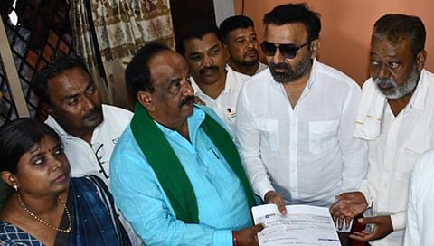 5 ಲಕ್ಷ ರೂ. ಪರಿಹಾರ ವಿತರಿಸಿದ ಸಂತೋಷ್ ಲಾಡ್