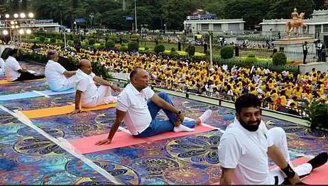 Thaawarchand Gehlot, Dinesh Gundu Rao participated in International Yoga Day