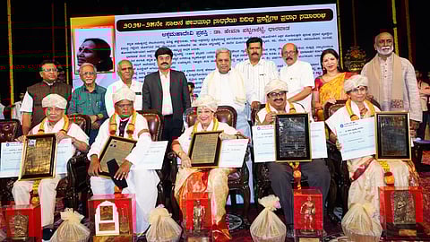 ಕನ್ನಡ ಸಾಹಿತ್ಯ ಕ್ಷೇತ್ರದಲ್ಲಿ ಸೇವೆ ಸಲ್ಲಿಸಿದ 18 ಜೀವಮಾನ ಸಾಧಕರಿಗೆ ಪ್ರಶಸ್ತಿ ನೀಡಿ ಸನ್ಮಾನಿಸಿದ ಸಿಎಂ ಸಿದ್ದರಾಮಯ್ಯ!
