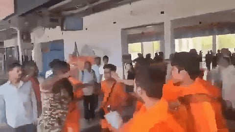 Kanwariyas assaulting a CRPF jawan after an argument at the Mirzapur railway station.