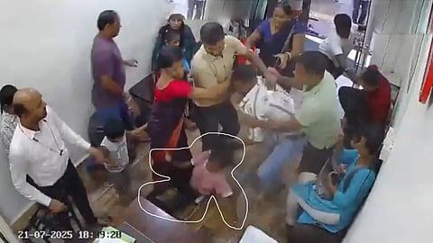 Assault on Receptionist: 'ಸರತಿ ಸಾಲಲ್ಲಿ ಬನ್ನಿ' ಎಂದಿದ್ದಕ್ಕೇ ಯುವತಿ ಮೇಲೆ ಹಿಗ್ಗಾಮುಗ್ಗಾ ಥಳಿತ! Video