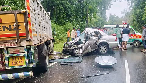 ಮಡಿಕೇರಿ: ಟ್ರಕ್-ಕಾರು ನಡುವೆ ಭೀಕರ ಅಪಘಾತ; ಸ್ಥಳದಲ್ಲೇ ನಾಲ್ವರ ದುರ್ಮರಣ