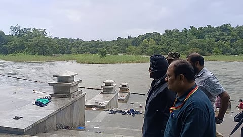 Witness complainant being taken to an alleged burial site near Nethravathi bathing ghat