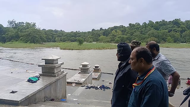 Witness complainant being taken to an alleged burial site near Nethravathi bathing ghat.