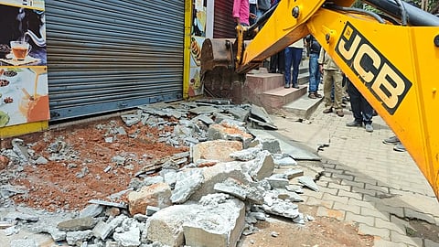 RR Nagar: JCB ಯಂತ್ರದೊಂದಿಗೆ ರಸ್ತೆಗಿಳಿದ ಅಧಿಕಾರಿಗಳು; ಪಾದಚಾರಿ ಮಾರ್ಗ ಅತಿಕ್ರಮಣ ತೆರವು