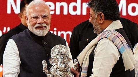 ಪ್ರಧಾನಿ ಮೋದಿಗೆ ಉಡುಗೊರೆ ನೀಡುತ್ತಿರುವ ಡಿಕೆ.ಶಿವಕುಮಾರ್.