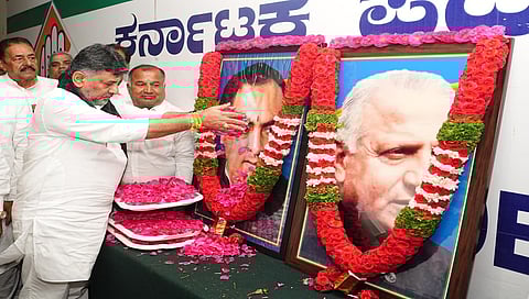 'ರಾಹುಲ್ ಸೂಚನೆಯಂತೆ ಪ್ರತಿ ಕ್ಷೇತ್ರದಲ್ಲೂ ಕಾನೂನು ಬ್ಯಾಂಕ್; ಒಳಮೀಸಲಾತಿ ತೀರ್ಮಾನ ದೇವರಾಜ ಅರಸುಗೆ ಸಲ್ಲಿಸುತ್ತಿರುವ ನಮನ'