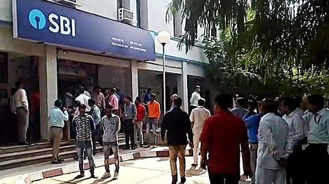 ರಾಜ್ಯದಲ್ಲಿ ಮತ್ತೊಂದು ಬೃಹತ್ ದರೋಡೆ: ವಿಜಯಪುರ SBI ಬ್ಯಾಂಕ್‌ ಸಿಬ್ಬಂದಿ ಕಟ್ಟಿಹಾಕಿ, 8 ಕೋಟಿ ಹಣ, 50 ಕೋಟಿ ಚಿನ್ನಾಭರಣ ಕಳವು?