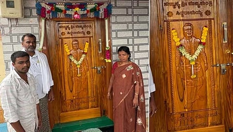 ಮನೆ ಬಾಗಿಲಿಗೆ ಸಿಎಂ ಚಿತ್ರ ಕೆತ್ತಿಸಿದ ದಂಪತಿ