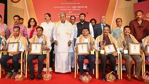 columnist Girish Linganna and TNIE's noushad conferred with development journalism award