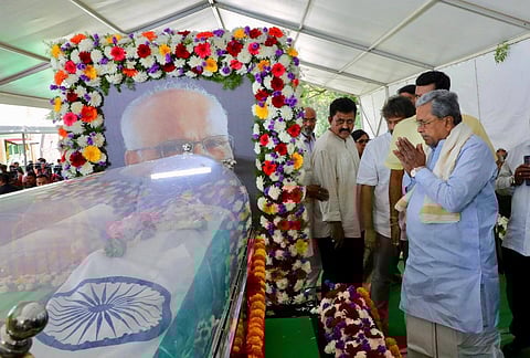 CM Siddaramaiah paid respect to Dr S L Bhyrappa 