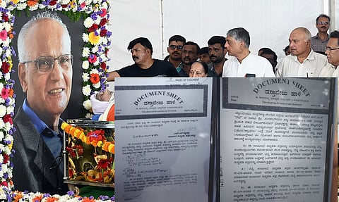 ಸಾರ್ವಜನಿಕ ದರ್ಶನ ಸಮಯದಲ್ಲಿ S.L.ಭೈರಪ್ಪನವರ ಉಯಿಲು ಬಹಿರಂಗ: ಗೊಂದಲಕ್ಕೀಡುಮಾಡಿದ ಅಂತ್ಯ ಸಂಸ್ಕಾರ !