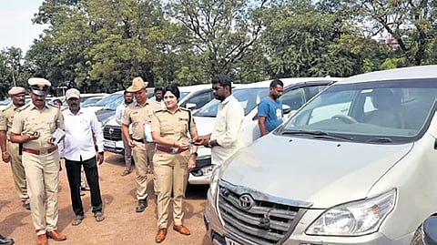 Ballari SP Shobha Rani VJ hands over one of the recovered cars to its owners