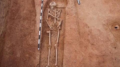The human-sized skeleton in a trench at Konthagai