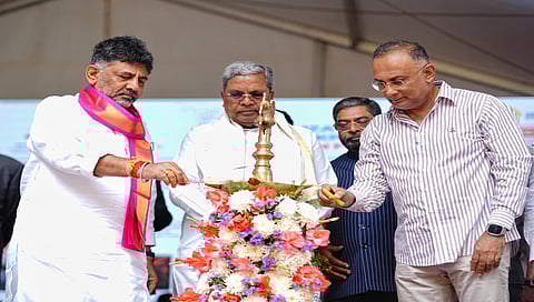 ವೈಟ್ ಟ್ಯಾಪಿಂಗ್ ರಸ್ತೆ ಕಾಮಗಾರಿಗೆ ಚಾಲನೆ ನೀಡಿದ ಸಿಎಂ ಸಿದ್ದರಾಮಯ್ಯ