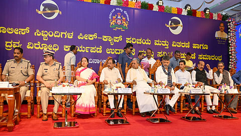 CM Distribute peak cap to police