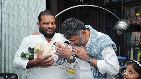 DK Shivakumar with child