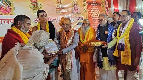 representatives of sringeri matha felicitate Devvrat Mahesh Rekhe of kashi