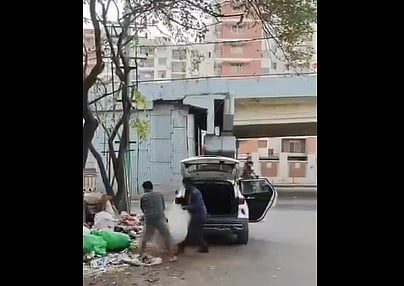 A vehicle was caught on video dumping garbage on the road in Ward 29, Sarvagnanagar Division