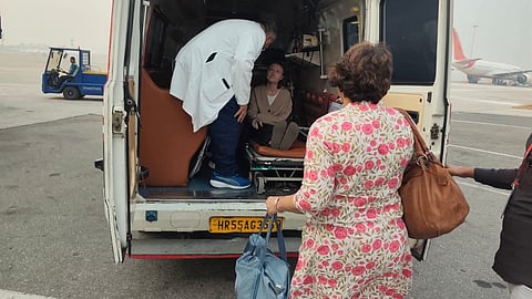 ಮಹಿಳೆಯನ್ನು ಆ್ಯಂಬುಲೆನ್ಸ್ ಹತ್ತಿಸಿದ ಅಂಜಲಿ ನಿಂಬಾಳ್ಕರ್