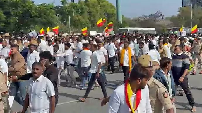 ಏರ್‌ಪೋರ್ಟ್ ಪಾರ್ಕಿಂಗ್ ರೂಲ್ಸ್‌ ವಿರುದ್ಧ ಸಿಡಿದೆದ್ದ ಕ್ಯಾಬ್ ಚಾಲಕರು; ಹಿಂಸಾಚಾರಕ್ಕೆ  ತಿರುಗಿದ ಪ್ರತಿಭಟನೆ, ಪೊಲೀಸರಿಂದ ಲಾಠಿ ಚಾರ್ಜ್..!