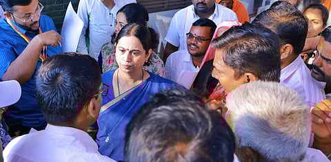 ಬೆಳಗಾವಿ ಗೃಹ ಕಚೇರಿಯ ಬಳಿ ಆಗಮಿಸಿದ್ದ ಸಾರ್ವಜನಿಕರ ಸಮಸ್ಯೆಗಳನ್ನು ಆಲಿಸಿದ ಸಚಿವೆ ಲಕ್ಷ್ಮಿ ಹೆ