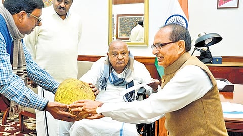 HD Devegowda meets Union Minister for Agriculture Shivraj Singh Chouhan in Delhi on Friday. Union Minister for Heavy Industries HD Kumaraswamy was present. 