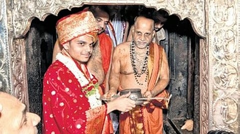 Sri Sugunendra Theertha Swamiji hands over the ‘Akshya Patra’ and keys of Sri Krishna Mutt to Sri Vedavardhana Theertha Swamiji.