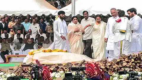 ಅಜಿತ್ ಪವಾರ್ ಅಂತ್ಯ ಸಂಸ್ಕಾರದಲ್ಲಿ ಸುನೇತ್ರಾ ಮತ್ತು ಸುಪ್ರಿಯಾ ಸುಳೆ