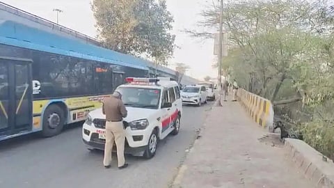 ದೆಹಲಿ: ಪೀರಗಢಿ ಫ್ಲೈಓವರ್ ಮೇಲೆ ನಿಲ್ಲಿಸಿದ್ದ ಕಾರಿನಲ್ಲಿ ಮಹಿಳೆ ಸೇರಿ ಮೂವರ ಶವ ಪತ್ತೆ, ಆತಂಕ ಸೃಷ್ಟಿ!