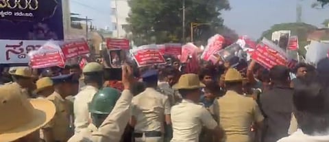 ಧಾರವಾಡದಲ್ಲಿ ಪ್ರತಿಭಟನೆ ನಿಯಂತ್ರಿಸಲು ಪೊಲೀಸರ ಹರಸಾಹಸ 