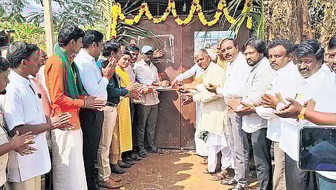 ಗದಗದಲ್ಲಿ ದಲಿತರಿಗೆ  ಶೇವಿಂಗ್- ಕಟಿಂಗ್ ಮಾಡಲು ನಿರಾಕರಣೆ: ಸಲೂನ್ ಶಾಪ್ ತೆರೆದ ಸರ್ಕಾರ!
