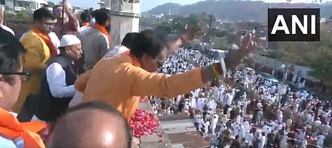 Hindus from Hindu-Muslim Ekta samiti showering flower petals on Muslims on the occasion of Eid