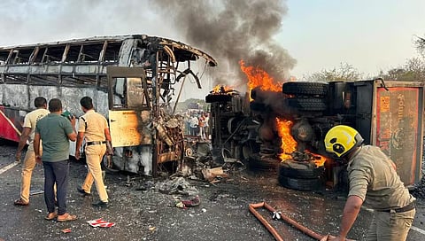 ಹೊತ್ತಿ ಉರಿದ ಬಸ್ ಮತ್ತು ಟಿಪ್ಪರ್ ಲಾರಿ