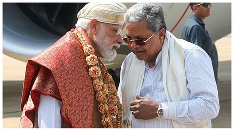 PM Modi Talkiing with Cm Siddaramaiah