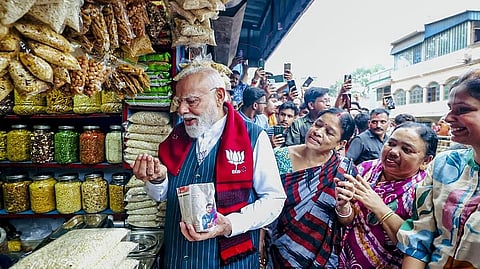 PM Modi eating Jhalmuri 