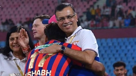 Rishabh Pant hugs Sanjiv Goenka.