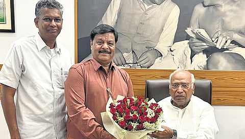 satish jarkiholi and mahadevappa meets mallikarjun kharge 
