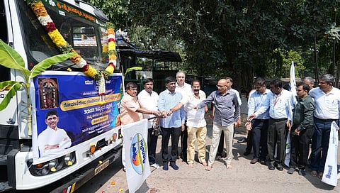 TTD ದೇವಾಲಯಕ್ಕೆ 11 ಟನ್ ನಂದಿನಿ ತುಪ್ಪ ಸರಬರಾಜು ಮಾಡುವ ವಾಹನಕ್ಕೆ ಡಿ.ಕೆ ಸುರೇಶ್ ಚಾಲನೆ