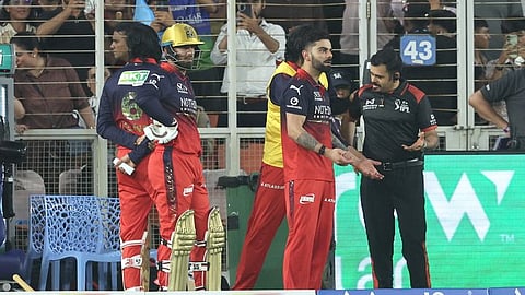 Virat Kohli with fourth umpire over the ball touching the ground.