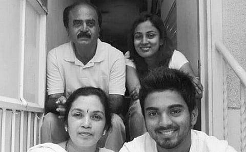 ಕೆ ಎಲ್ ರಾಹುಲ್ ಅವರ ಕುಟುಂಬದ ಒಂದು ಸಂಗ್ರಹ ಚಿತ್ರ