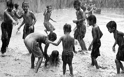 ಮಳೆಯಲ್ಲಿ ಆಟವಾಡುತ್ತಿರುವ ಮಕ್ಕಳು