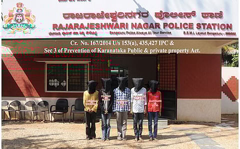 ಬೆಂಕಿ ಇಟ್ಟಿದ್ದೂ ಅಲ್ಲದೆ ಪ್ರತಿಭಟನೆ ಮಾಡಿದ್ರು!