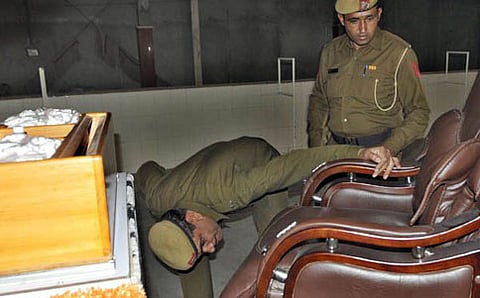 ಬಾಬಾ ರಾಂಪಾಲ್‌ನ ಸಾತ್‌ಲೋಕ್ ಆಶ್ರಮದಲ್ಲಿ ಶೋಧ ನಡೆಸುತ್ತಿರುವ ಪೊಲೀಸರು (ಸಂಗ್ರಹ ಚಿತ್ರ)