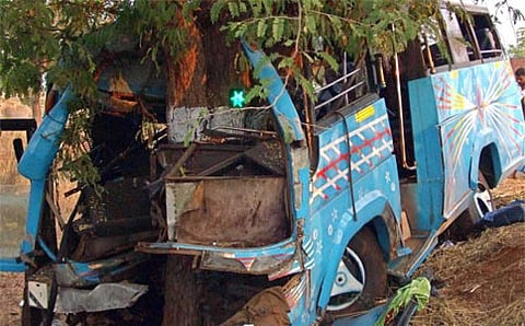 ಮರಕ್ಕೆ ಖಾಸಗಿ ಬಸ್ ಡಿಕ್ಕಿ(ಸಾಂದರ್ಭಿಕ ಚಿತ್ರ)