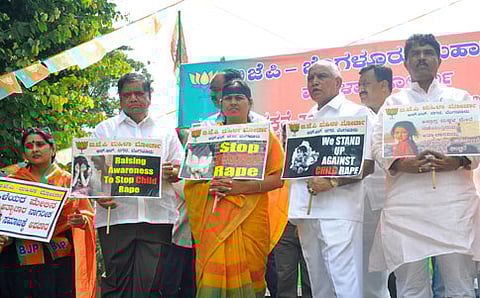 ಅತ್ಯಾಚಾರ ಪ್ರಕರಣಗಳನ್ನು ಖಂಡಿಸಿ ಬುಧವಾರ ರಾಜ್ಯ ಬಿಜೆಪಿ ನಾಯಕರು ಮುಖ್ಯಮಂತ್ರಿ ಸಿದ್ದರಾಮಯ್ಯ ನಿವಾಸದ ಮುಂದೆ ಪ್ರತಿಭಟನೆ ನಡೆಸಿದರು.
