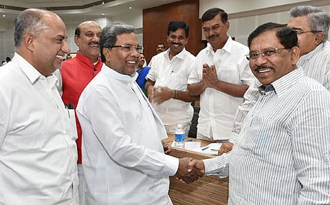 ಕಾಂಗ್ರೆಸ್ ಶಾಸಕಾಂಗ ಸಭೆಯಲ್ಲಿ ಮುಖ್ಯಮಂತ್ರಿ ಸಿದ್ದರಾಮಯ್ಯ ಮತ್ತು ಕೆಪಿಸಿಸಿ ಅಧ್ಯಕ್ಷ ಡಾ.ಜಿ ಪರಮೇಶ್ವರ